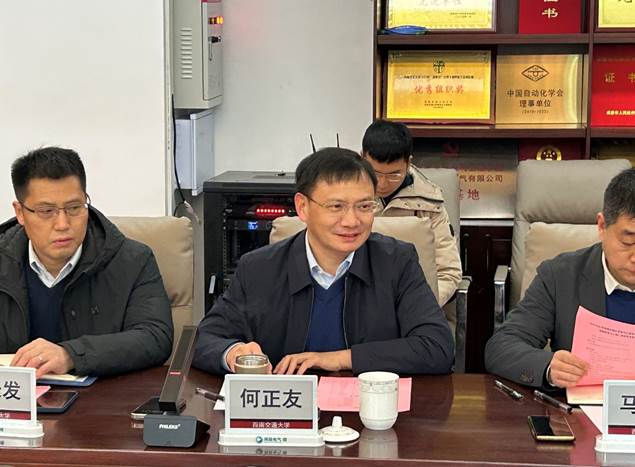 一群人坐在桌子前 描述已自动生成 一群人坐在桌子前 描述已自动生成