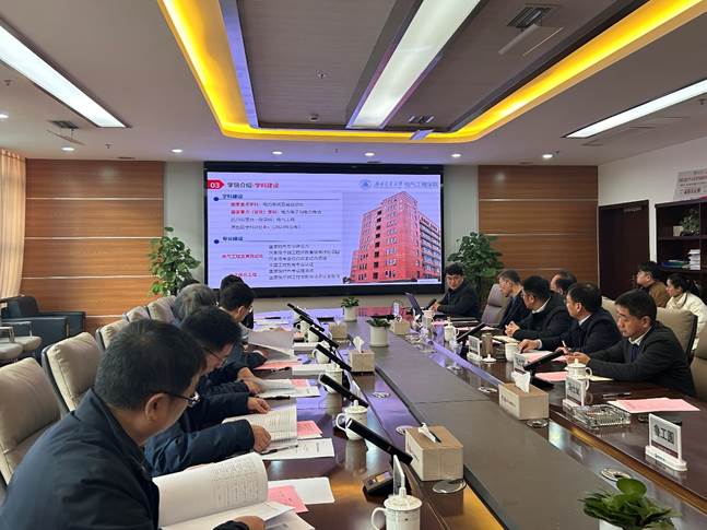 会议室里的人们 描述已自动生成 会议室里的人们 描述已自动生成